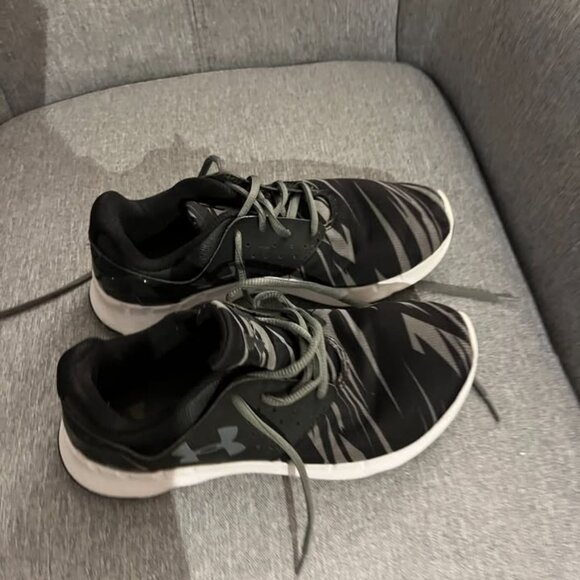 under armour grey and balck shoes size 4.5 kids/ 6 women - Picture 1 of 3